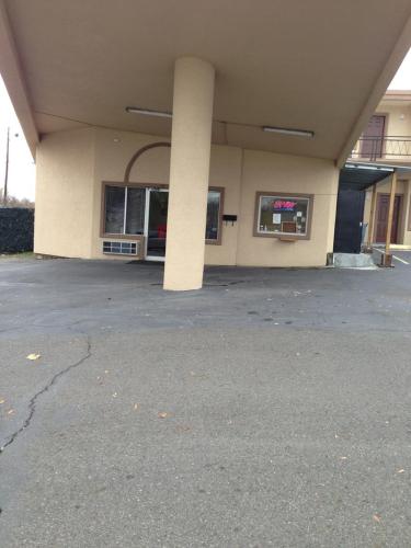 Economy Inn Hot Springs - 출입구