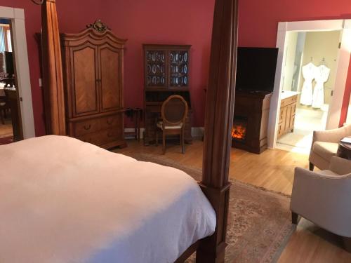 Deluxe King Suite