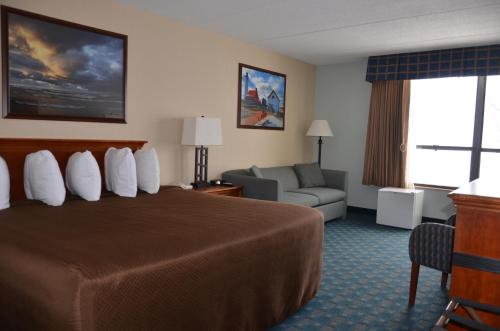 Tawas Bay Beach Resort Stop at Tawas Bay Beach Resort to discover the wonders of East Tawas (MI). Both business travelers and tourists can enjoy the propertys facilities and services. Service-minded staff will welcome and 