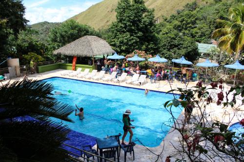 Peldbaseins, Rio Escondido in San Jeronimo