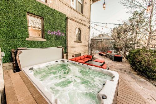Hot tub, Ember Hostel in Capitol Hill