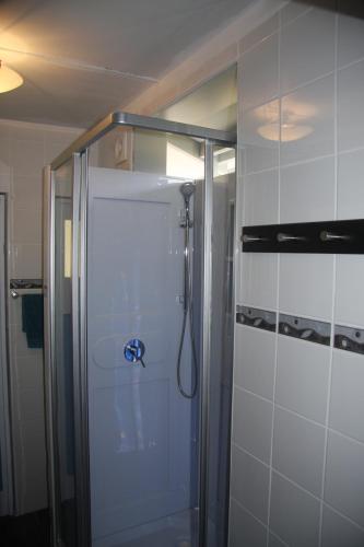 Bathroom, Bower's Hideout in Moolarben