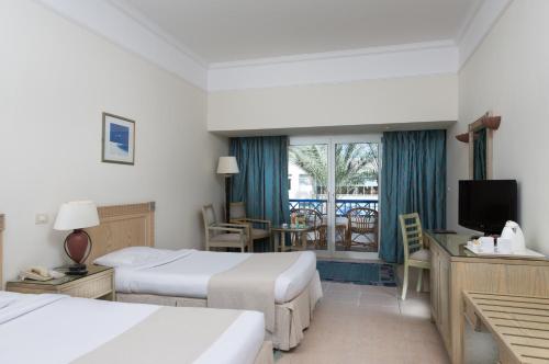 Tropitel Naama Bay Hotel Set in a prime location of Sharm El Sheikh, Tropitel Naama Bay Hotel puts everything the city has to offer just outside your doorstep. The property features a wide range of facilities to make your sta