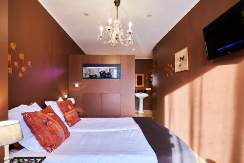 Full House Hotel - image 9