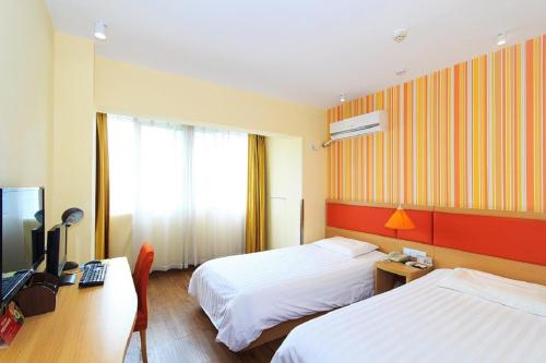 Home Inn Hangzhou Xiasha Gaosha Metro Station Home Inn Hangzhou Xiasha Gaosha Metro Station is conveniently located in the popular Xia Sha District area. The hotel offers guests a range of services and amenities designed to provide comfort and co