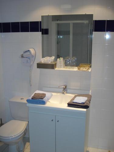 浴室, Chambres d'hôtes la Chaumière (Chambres d'hotes la Chaumiere) in 弗爾芒通