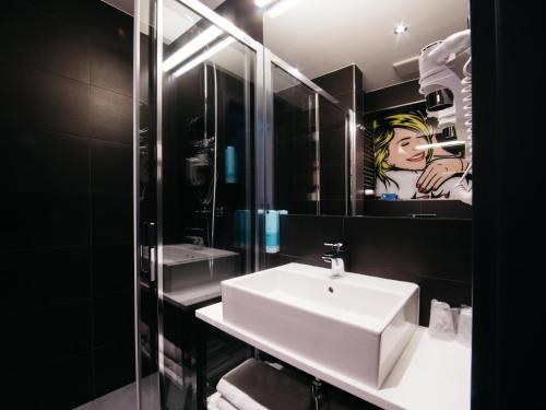 Q Hotel Krakow Stop at Q Hotel Kraków to discover the wonders of Krakow. The property features a wide range of facilities to make your stay a pleasant experience. All the necessary facilities, including free Wi-Fi 