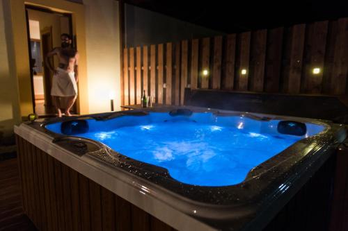 Karstais baseins, Resort Lesni Lazne in Jevany