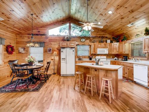 Wild At Heart Cabin - image 2