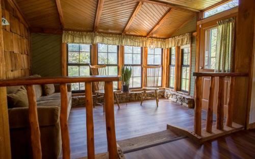 Henrys Hideaway Home - image 5