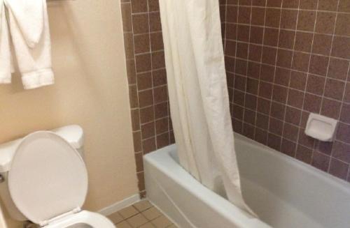 Days Inn by Wyndham San Marcos - image 8
