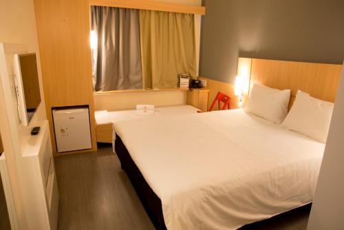 ibis Aracruz IBIS Aracruz is conveniently located in the popular Aracruz area. The property has everything you need for a comfortable stay. Service-minded staff will welcome and guide you at IBIS Aracruz. Each gue