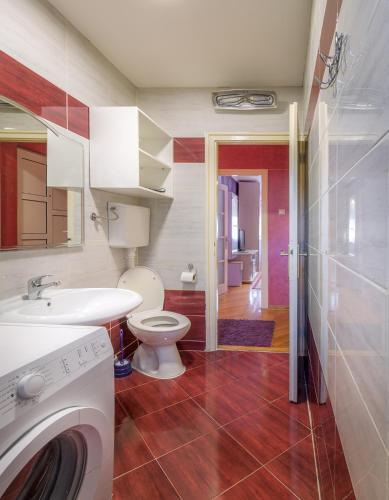Central Park Family Apartment - main image