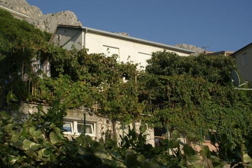 Apartments by the sea Omis - 2823 - image 2
