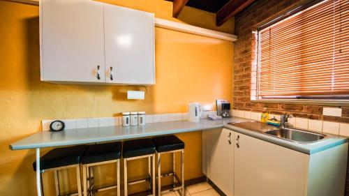 地下汽車旅館 (The Underground Motel) in 庫伯派蒂