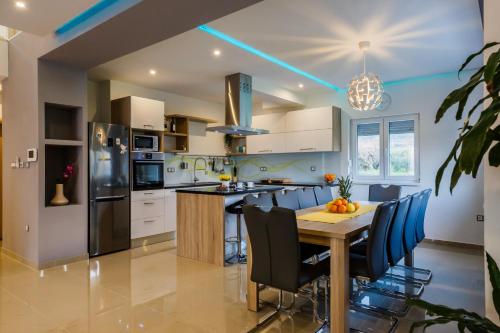 Villa Toni with 5 bedrooms and heated pool - image 2