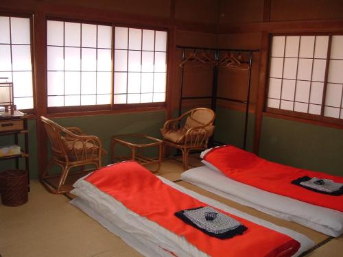 Japanese-Style Family Room (6 Adults) with shared Bathroom
