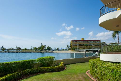 Kilátás, Broadwater Shores Waterfront Apartments in Runaway Öböl