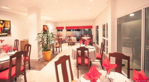 Ресторан, Hotel Adagio in Либревиль