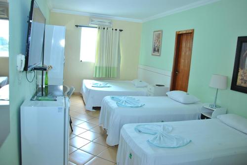 1 double bed, 2 twin beds