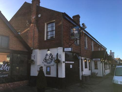 The White Hart pub and rooms - Hotel - Cranleigh