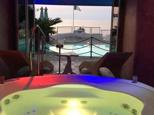 Suite with Hot Tub image 9