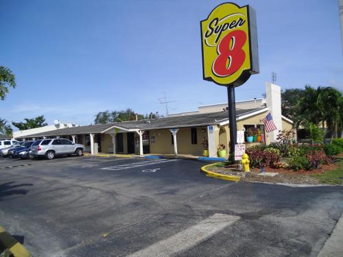 . Super 8 by Wyndham Lantana West Palm Beach