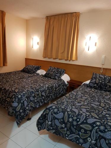 3 twin beds