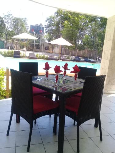 Басейн, Holidays Hotel in Majunga