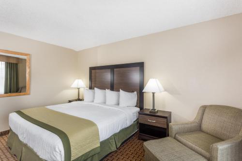 Baymont by Wyndham Fort Myers Airport - main image