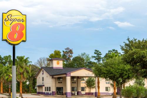 Super 8 by Wyndham Cleveland TX in Cleveland, USA