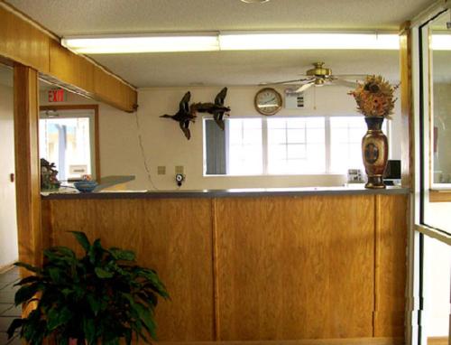 American Inn and Suites White Hall - image 2