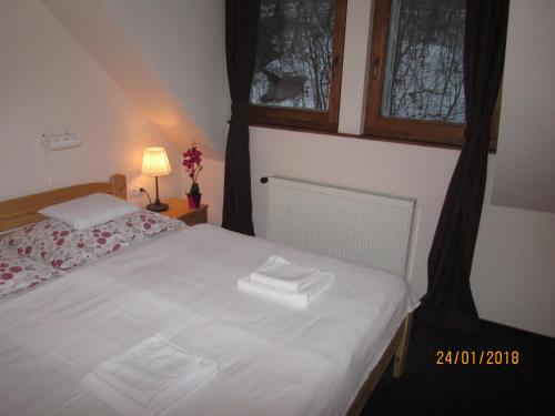 1 king bed, 2 sofa beds