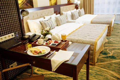 2 queen beds