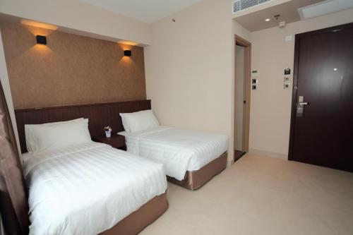 Twin Room with City View image 5