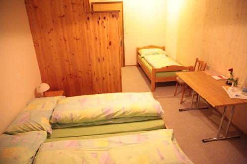 3 twin beds