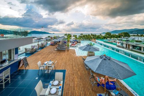 パブ/ラウンジ, ホテルクローバーパトンプーケット (Hotel Clover Patong Phuket) in プーケット