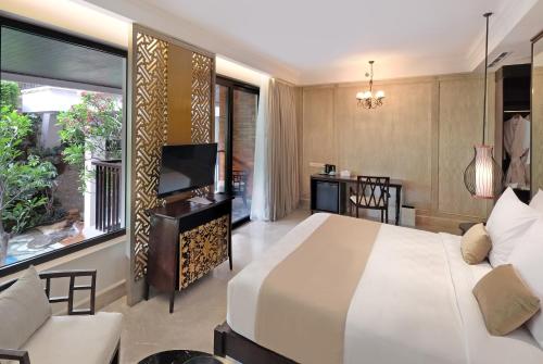 Premier Room with Pool View image 2