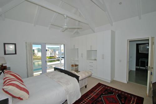 Delightful Luxury Beach House in Thesens Island