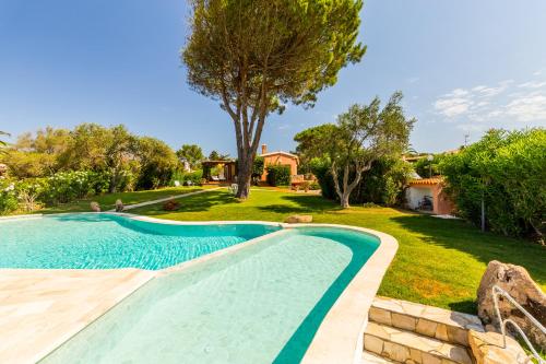 Villa con piscina immersa in un meraviglioso giardino - Wonderful Villa with pool and spacious garden gîte à louer Poltu Quatu