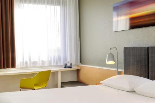 Standard Double Room image 10