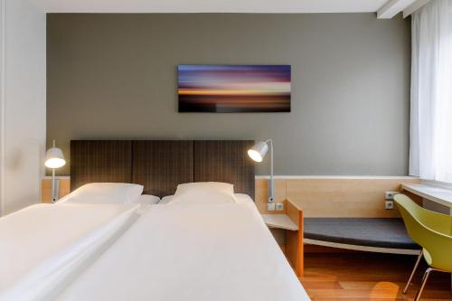 Twin Room image 6