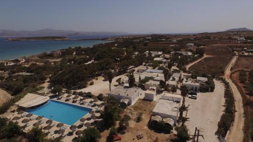 숙소 외관, 서핑 비치 빌리지 파로스 (Surfing Beach Village Paros) in 파로스