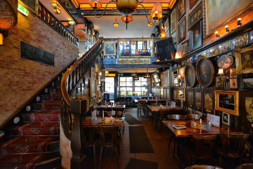 Restaurant, Hotel und Restaurant Lowenbrau Koln in Cologne