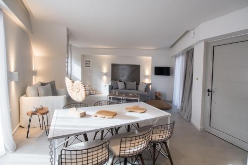 편의 시설/서비스, 크리스탈 워터스 (Crystal Waters) in 라프카다