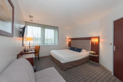 Kyriad Limoges Centre - Gare - Atrium Room Type - Superior Quadruple Room