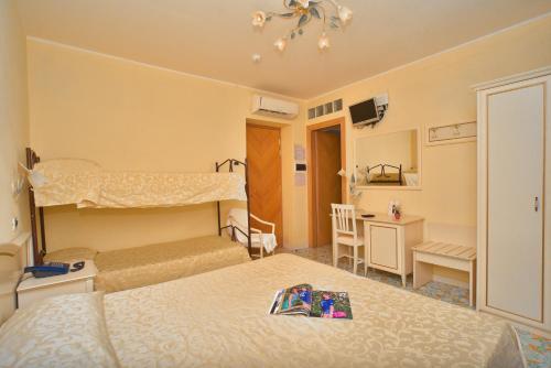 1 queen bed, 2 twin beds, 1 bunk bed