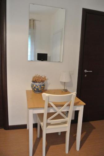 Twin Room image 10