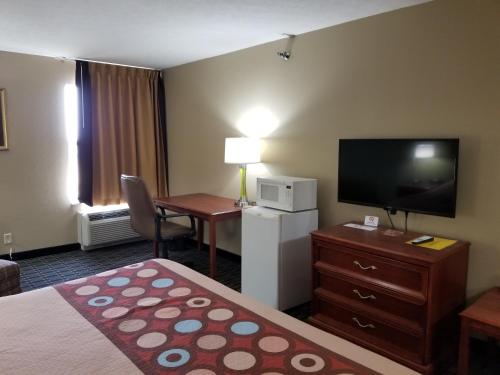 Super 8 by Wyndham Bellefontaine - image 3