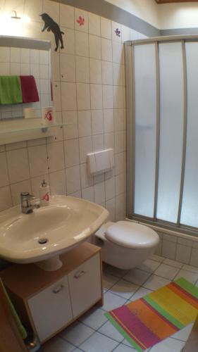 cabină de duș, Ferienwohnung Katzenberger in Beverungen